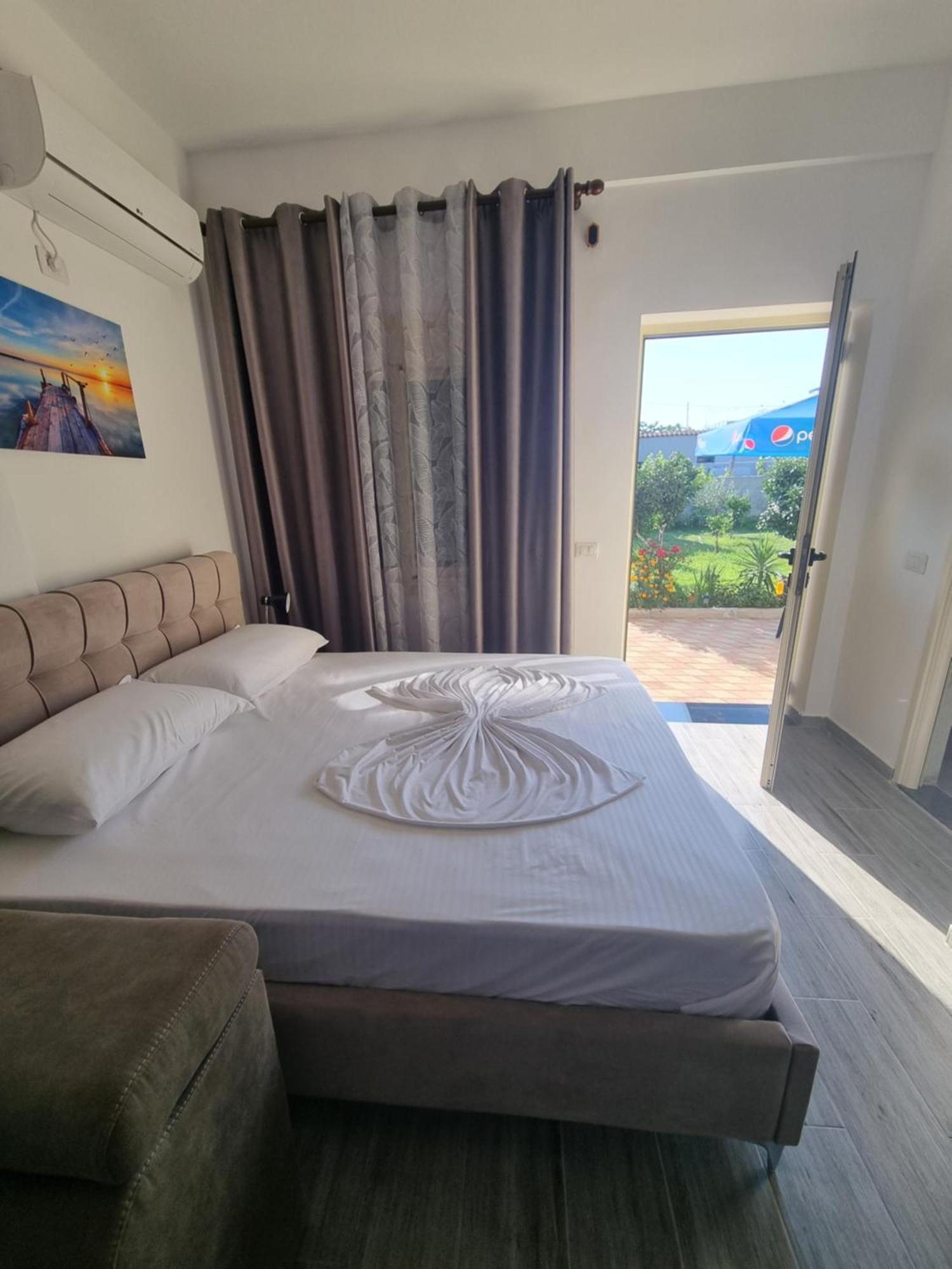 Vila Megi-Rent Room Vlore Exterior photo