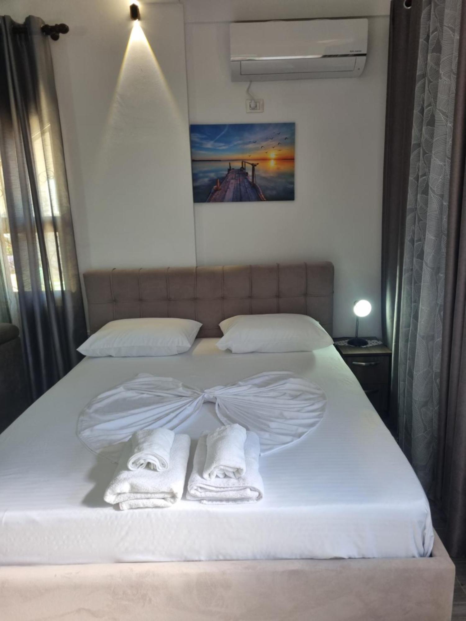 Vila Megi-Rent Room Vlore Exterior photo