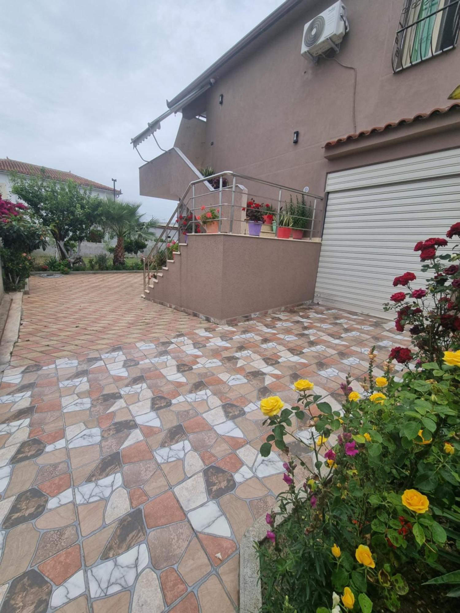 Vila Megi-Rent Room Vlore Exterior photo